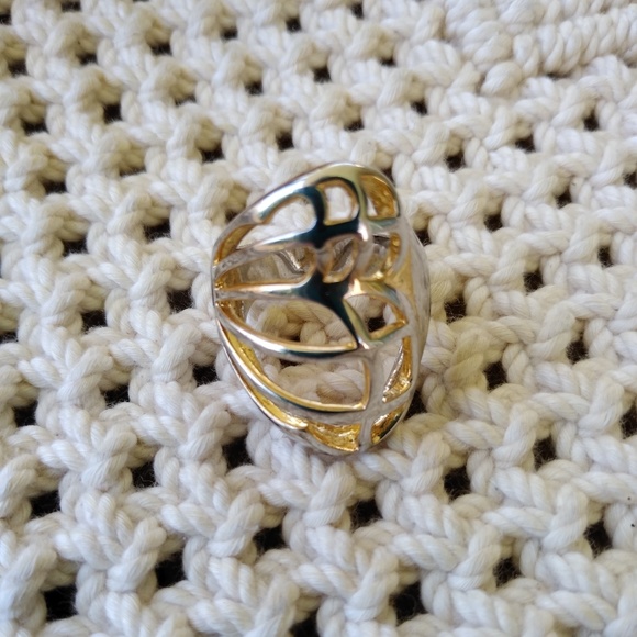 Vintage gold filigree ring in open and wide size 7 - Picture 6 of 8